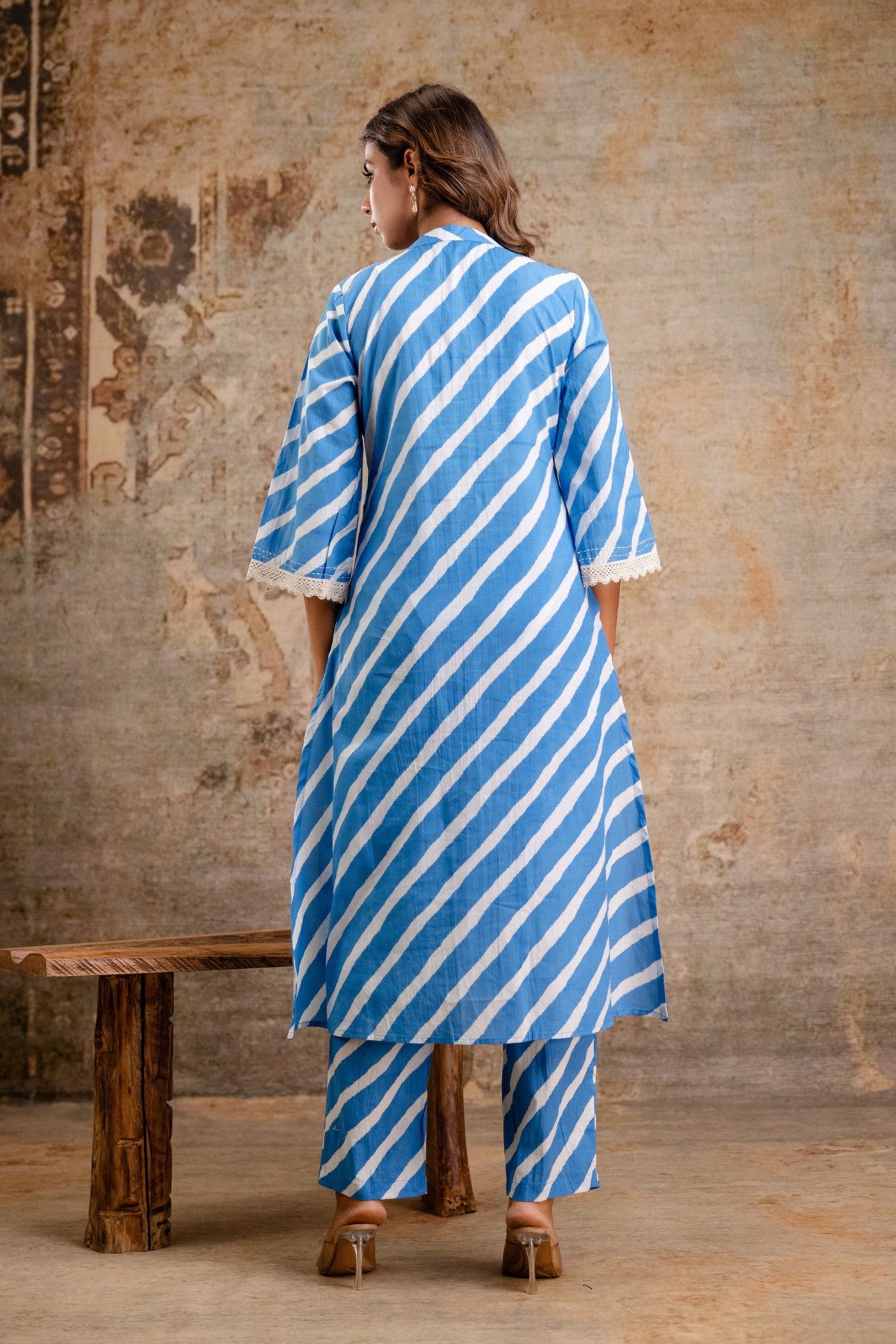 V-slit neckline kurta in soft cotton