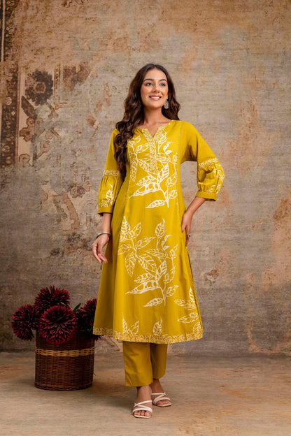 Dupatta with printed border and leaf design