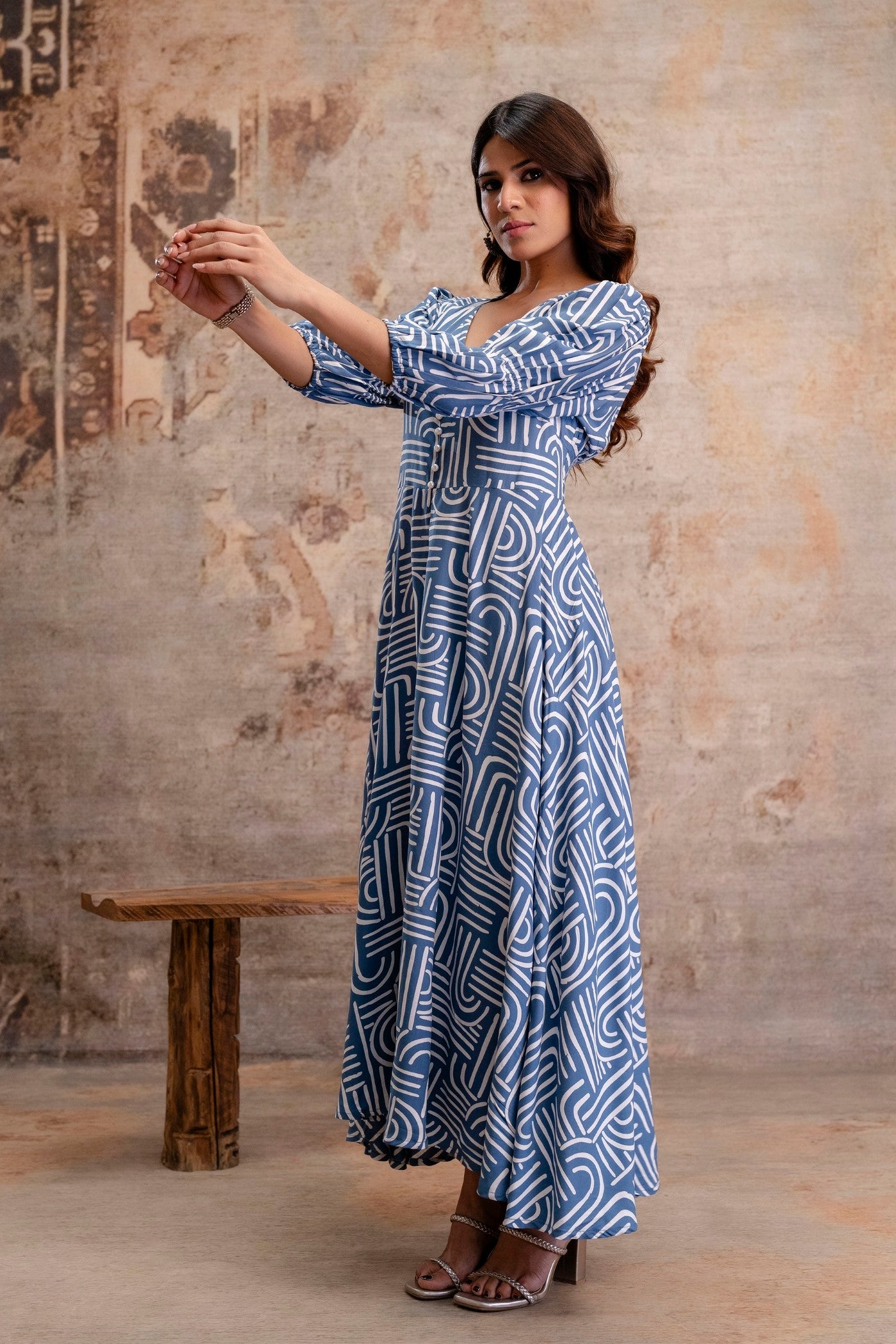 Stylish blue midi dress with long sleeves