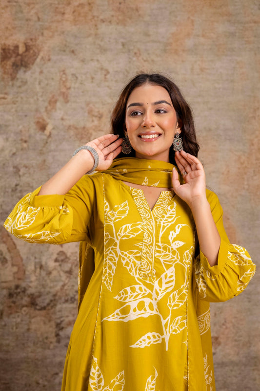 Full ethnic set for women in mustard shade